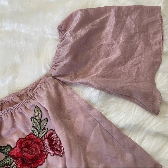✨ Embroidered Pink Roses Off Shoulder Satin Flowy Blouse Top Size M - Picture 3 of 7